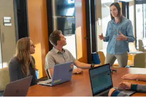 3 colleagues working around a table