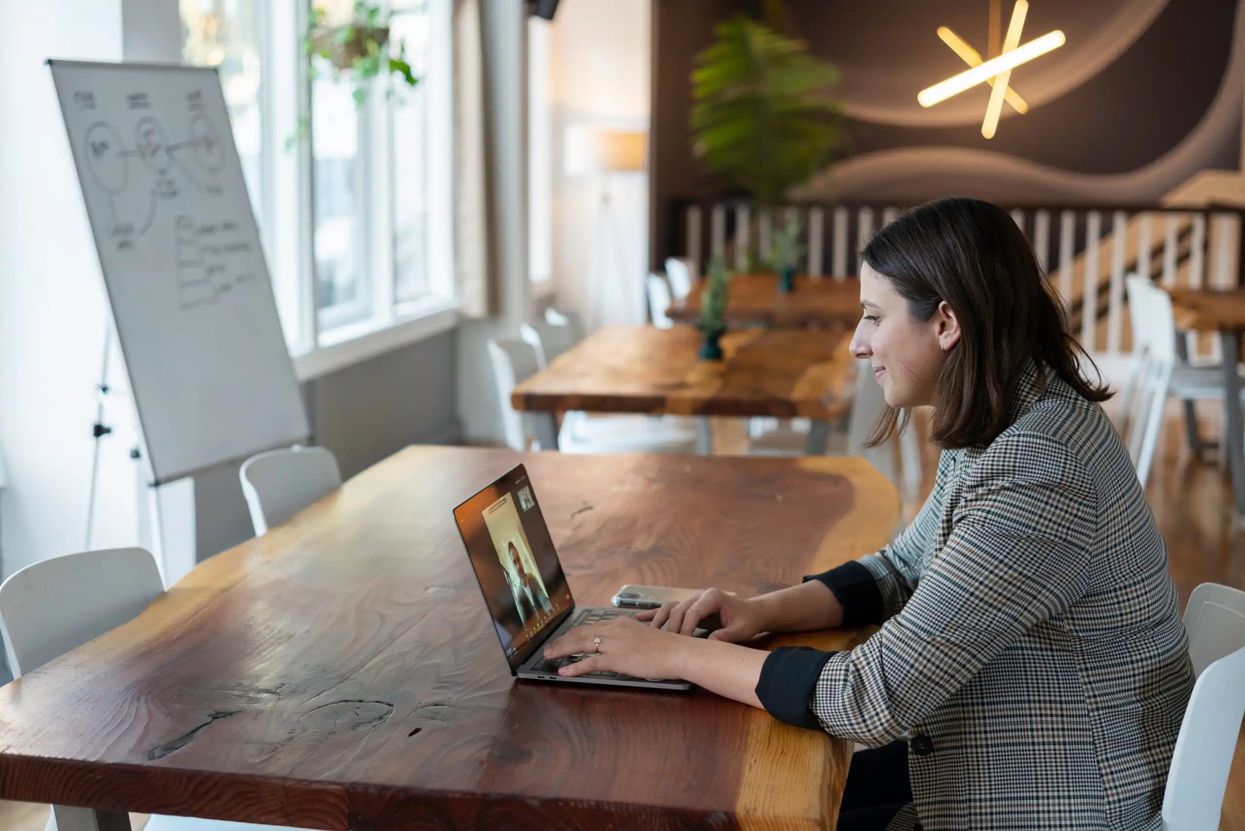 Working woman in front of a computer
